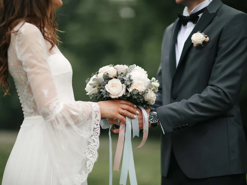 couple-holding-wedding-bouquet-scaled_460x@2x